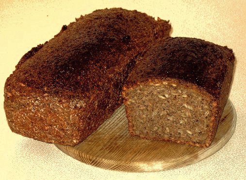 Roggenbrot aus Vollkornschrot mit Sauerteig